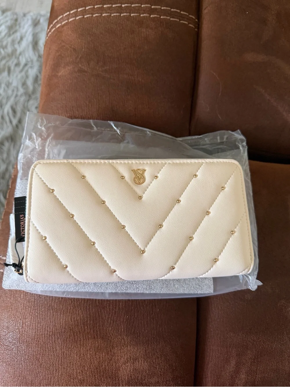 Victoria secret Cream Quilted Zip Wallet with Gold Stud Detail - Picture 2 of 8